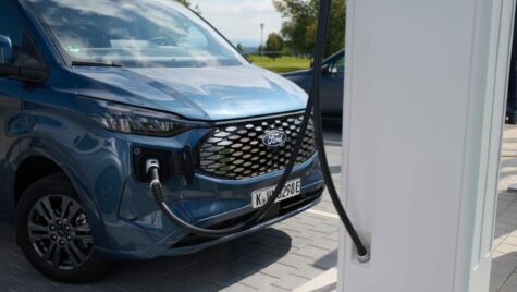Ford mărește capacitatea bateriei modelului E-Transit Custom până la 70 kWh